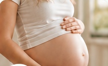 Gestante com as mãos na barriga